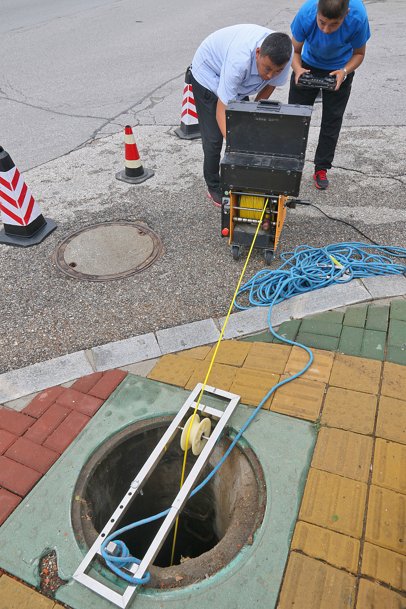 写一个包含地面隐藏式喷嘴单元除冰检测单元除冰废液检测单元智能控制单元除冰液供给单元除冰液输运单元除冰液回收单元的专利