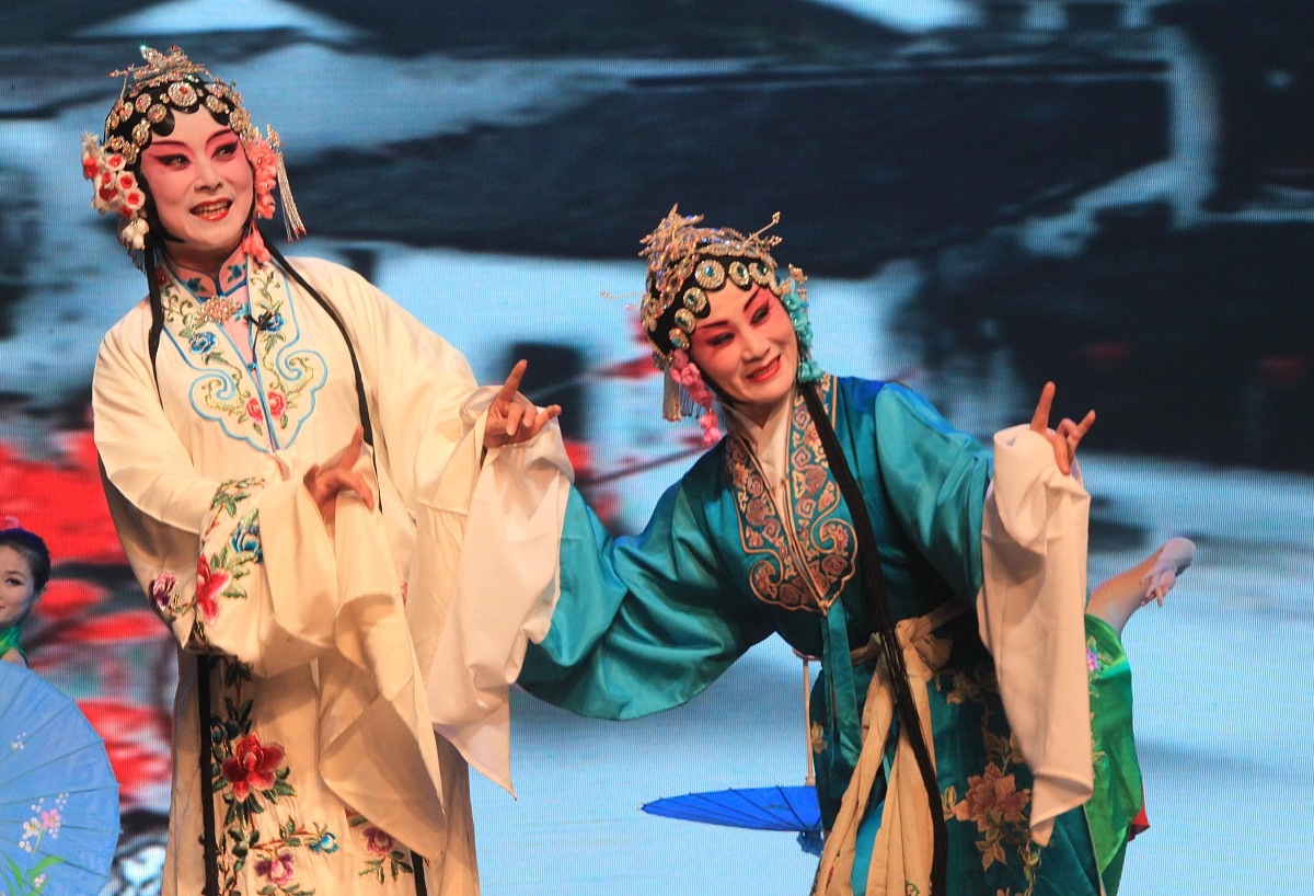2013年12月9日,安徽,参赛代表队演员在皖江八市群艺(舞蹈)大赛上展演