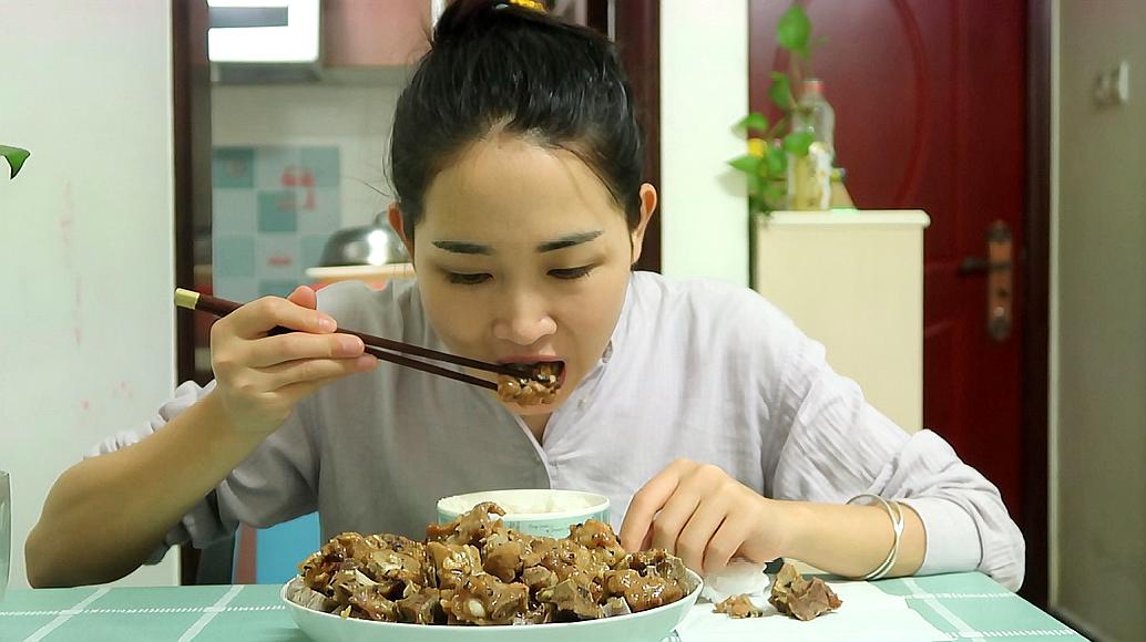 [图]打工妹晚饭做广式蒸排骨,入口即化,一次吃3斤,太馋人了