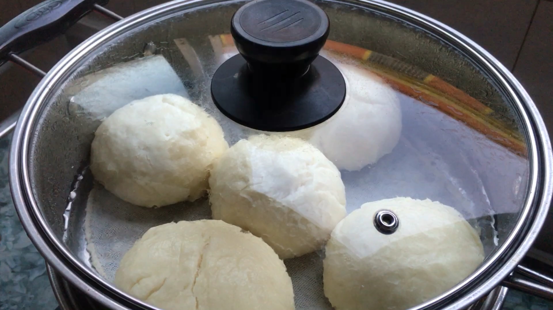 在家也可以蒸馒头,买点自发粉,蒸上一锅吃个够