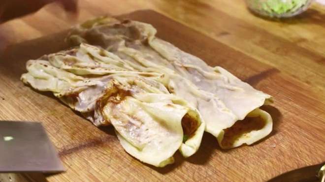爱吃饼的要收藏,教你酱香薄饼做法,口味浓厚,早餐再也不买了!