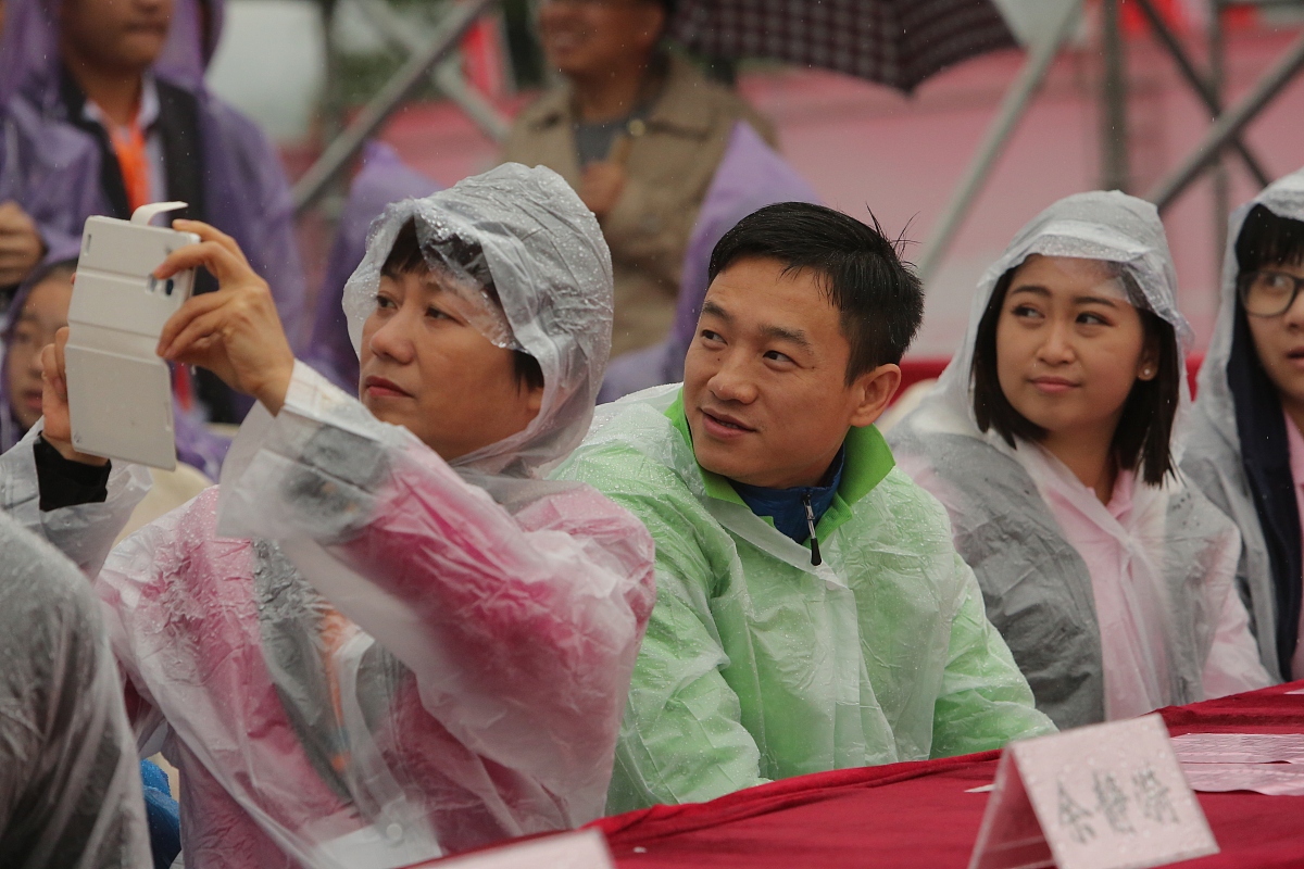 普通大学生自我介绍：热爱学习，积极向上，勇于挑战