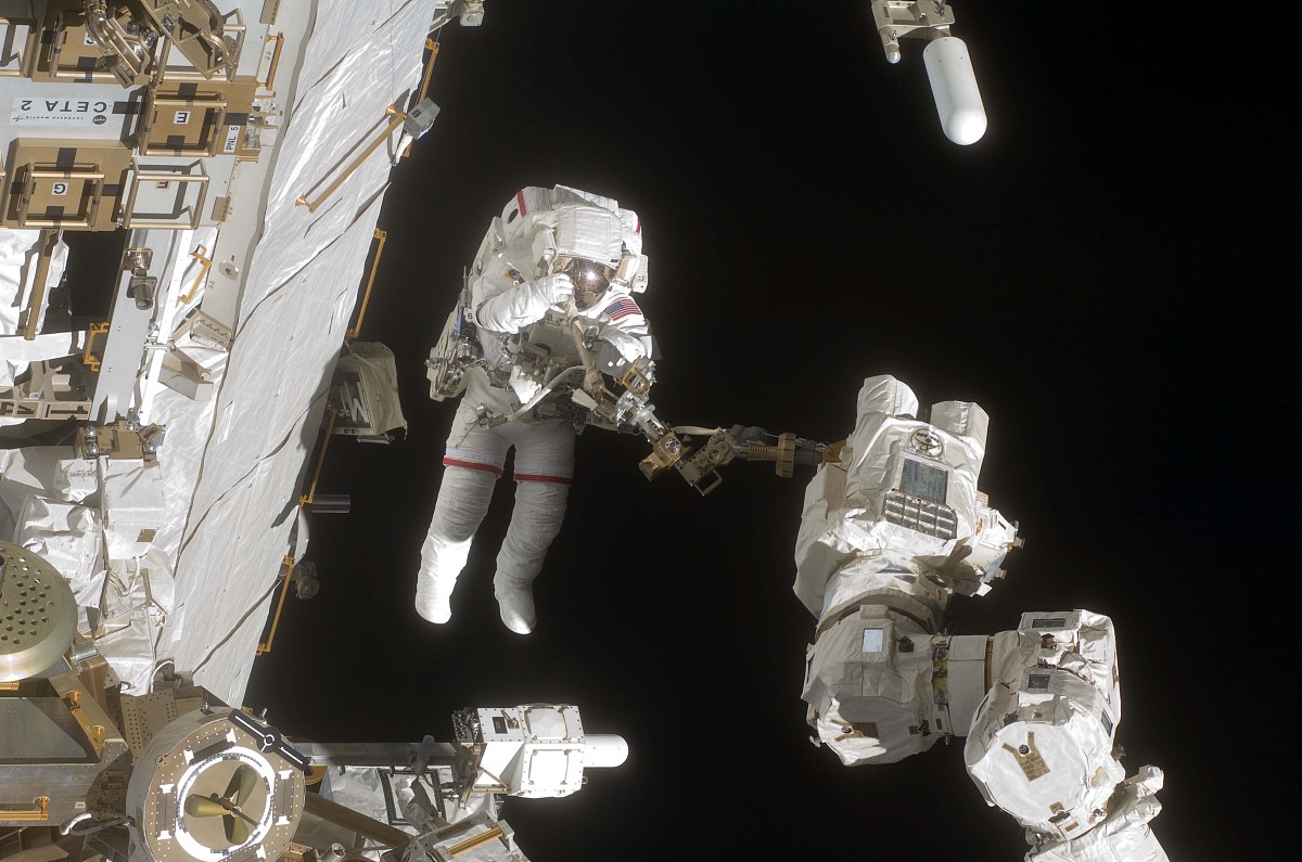 这张由美国宇航局(nasa)2009年7月21日公布的照片显示,美国"奋进"号航