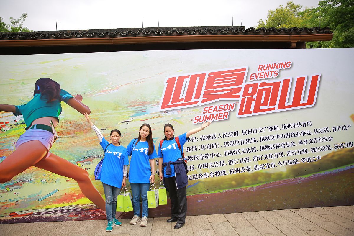 根据下面的材料撰写一篇通讯报道要求自选角度自拟标题字数控制在800字以内。1、余杭中泰竹笛是中国竹笛之乡杭州余杭区中泰街道紫荆村特产国家地理标志产品保护名录-中泰竹笛。中泰竹笛制作技艺于2012年6月被列入第四批浙江省非物质文化遗产名录。2、竹笛的制作大都取材于一种名为苦竹的竹材。我们中泰街道的铜岭桥一带盛产苦竹是浙江省的苦竹之乡、全国苦竹定向培植示范园区并有南乡竹海绿色宝库之称。3、中泰竹笛的制