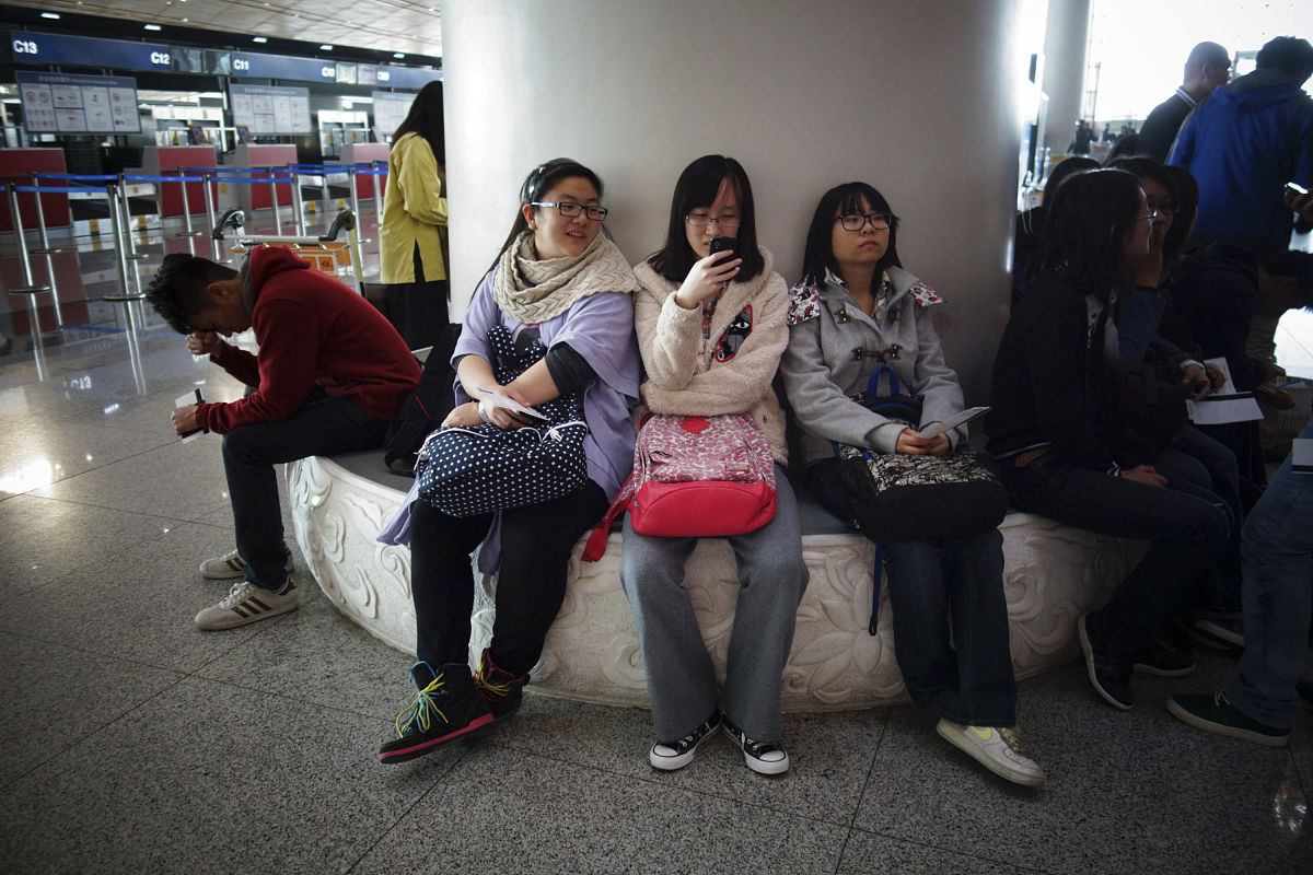 “香港身份给孩子教育，能带来哪些好处”
“优才计划或读书进修需要多少成本”
“续签难不难，续签需要多少成本”
“拿到身份后需不需要去香港工作和生活”… 
“最迟在孩子几年级要拿到香港身份”
“香港考试相对于内地考生有多大优势”
“香港高考DSE到底难不难”
“港籍生考英联邦好大学和港8大有多大优势”… 
“DSE成绩能被国内的哪些大学互认，多少分可以上国内大学”
“国内、香港和国外教育路径都需要给孩子准备多少钱”
回答一下这些问题