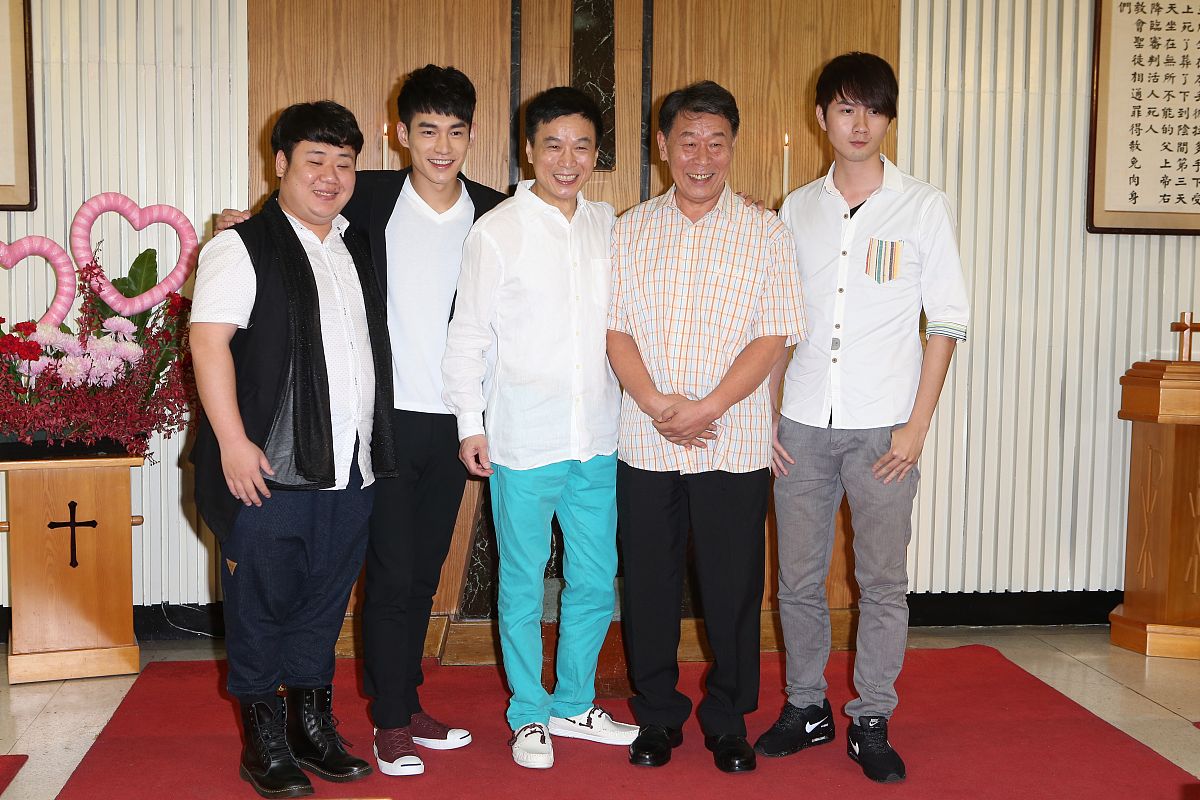 家庭成员：父亲 母亲 叔叔父亲：刘洪彬	国籍 新加坡原国籍中国年龄：55经历：母亲：克里斯国籍：新加坡原国籍菲律宾年龄：54经历：个人财力：现在住址：			附近交通：附近学校：附近超市：现在住址家乡简介父母住址：附近交通：填写设定完美人设