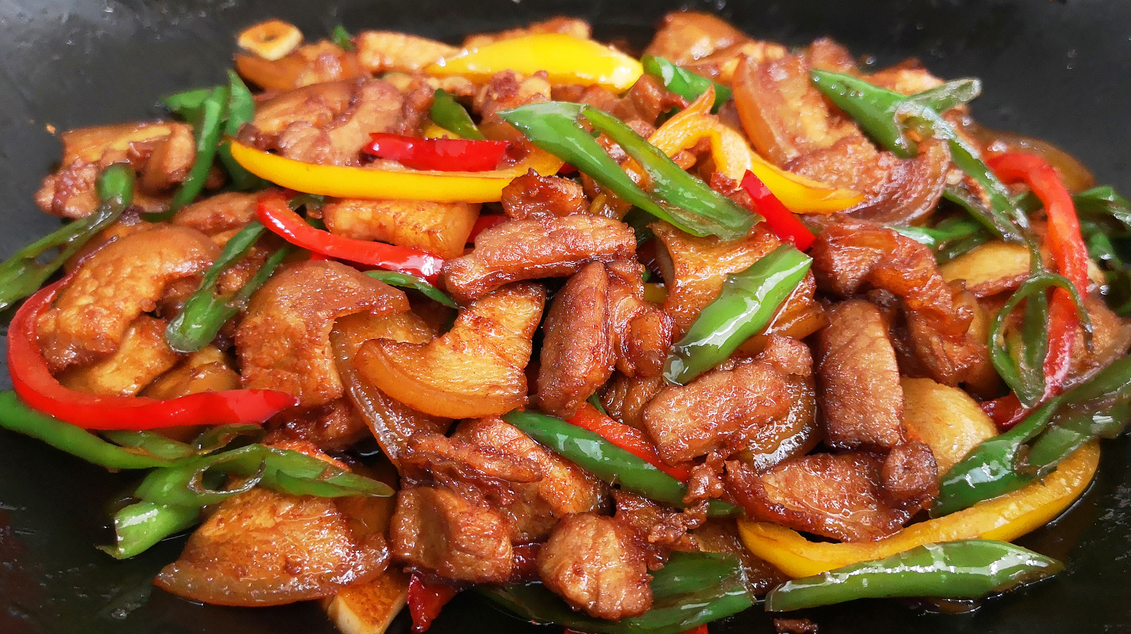 家常小炒肉的做法,香辣可口,下酒又下饭,比回锅肉还好吃