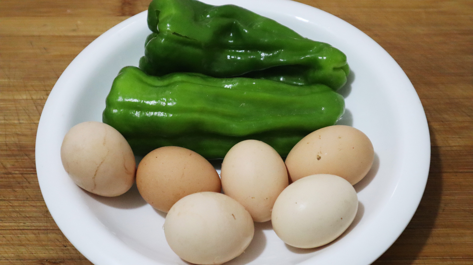 2个青椒6个鸡蛋,教你新吃法,比吃肉都香,我家一周吃4次
