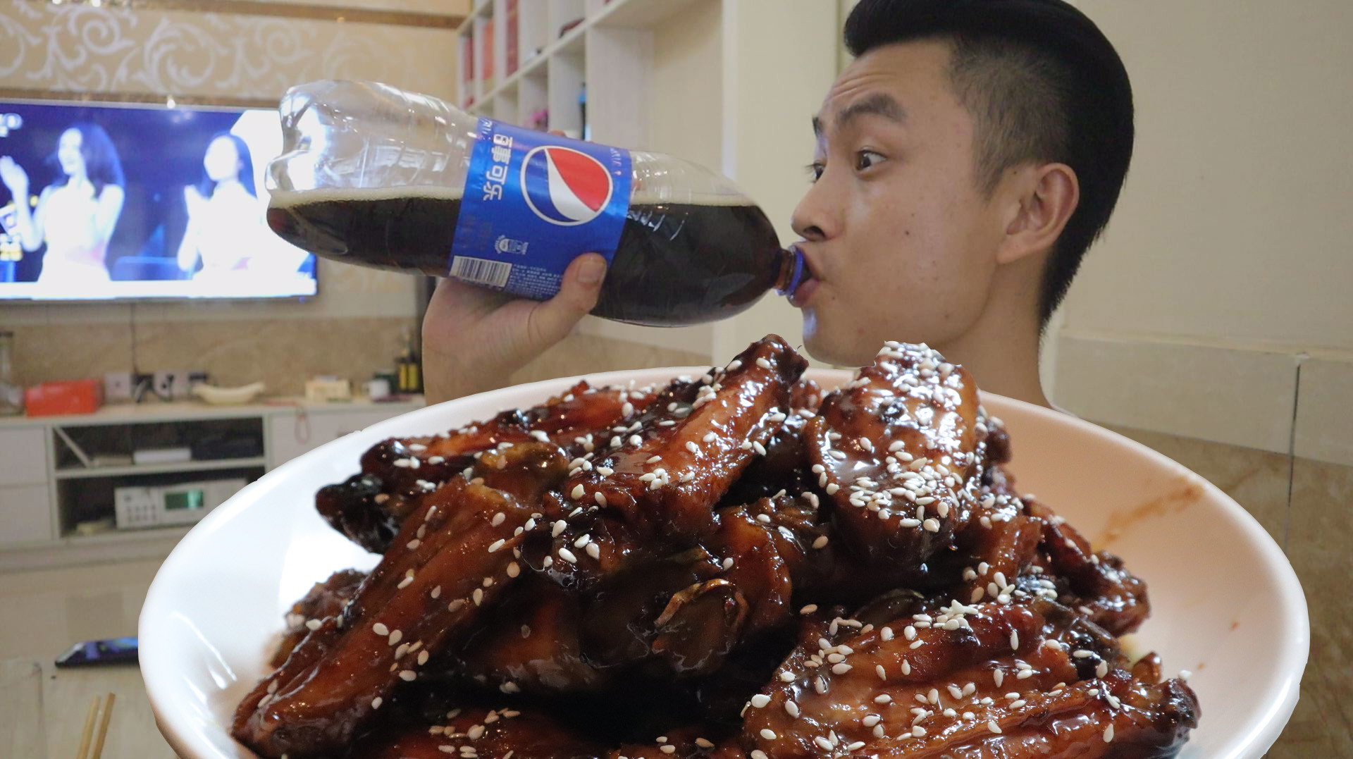 两斤鸡翅,一盆饭,李涛娃今天整的可乐鸡翅,2L可乐抱着喝,过瘾