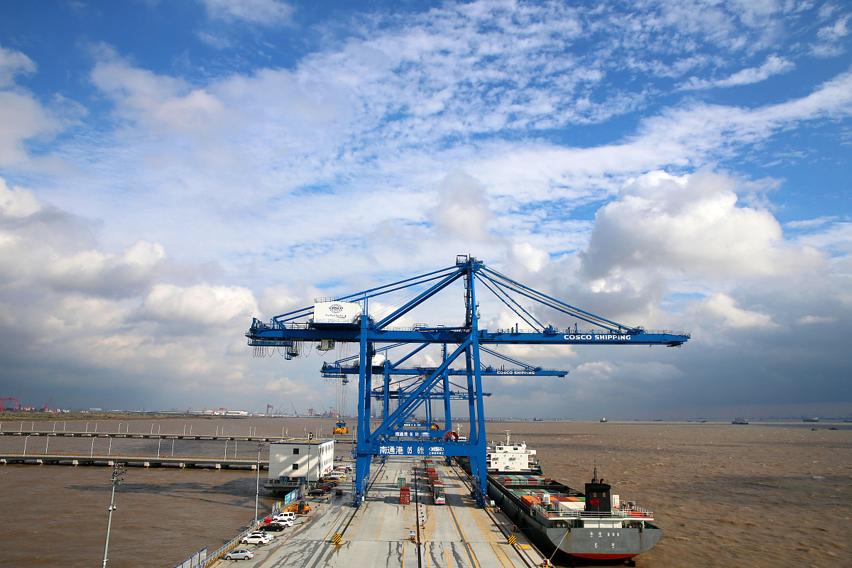 阐述1000字：1绩效考核主要指标。L外贸公司销售人员的绩效考核是以工作业绩考核为主能力态度考核为辅销售人员主要工作业绩包括销售任务完成率、毛利任务完成率、客户开拓情况等维度财务部门、运营管理部门及人力资源部门按照销售部门负责人确定的销售任务、客户开拓情况以及员工培训情况进行考核考核结果通过发放奖金来体现。