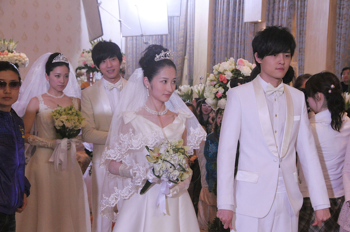 2009年4月21日,北京,爱情电影《少年食神》拍摄中.井柏然与阚清子,付