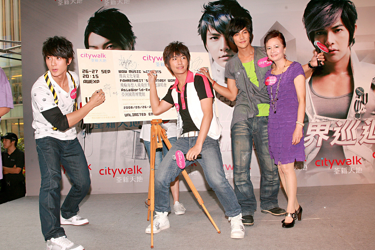***_***2008年8月9日,香港,飞轮海为世界巡演香港站举行签名会.汪东城