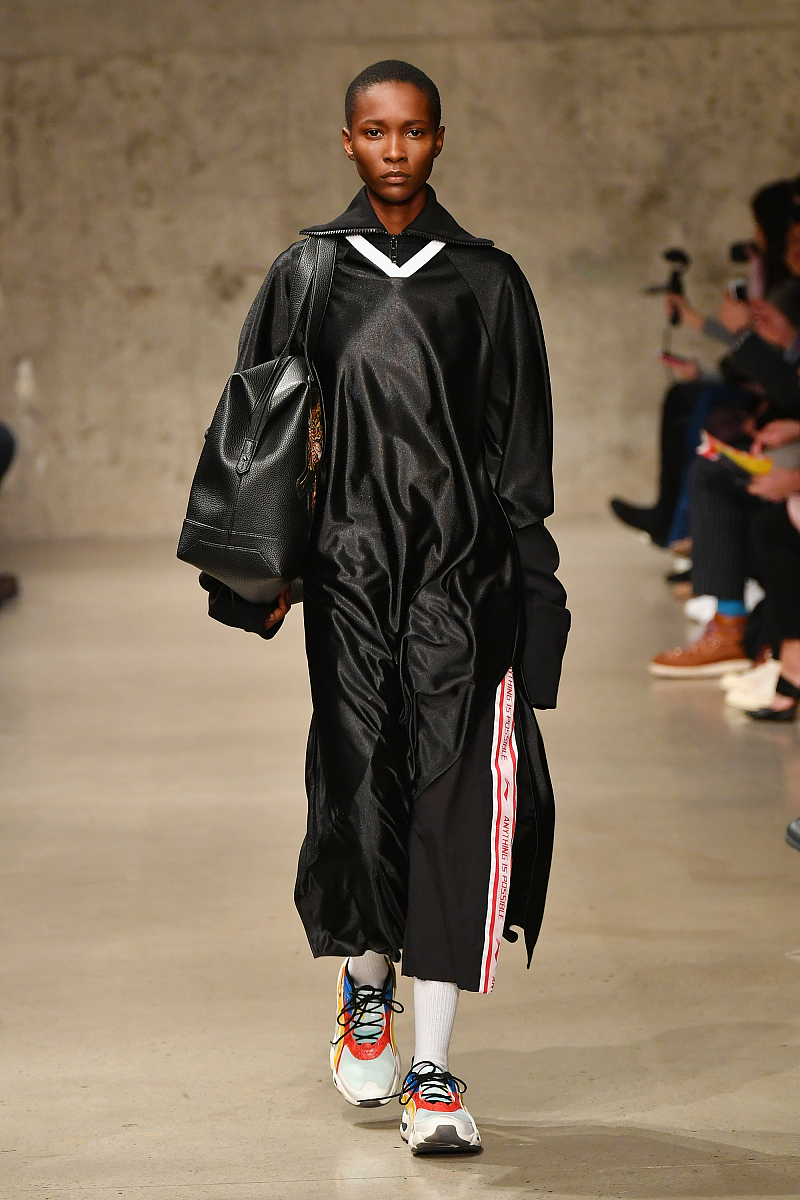 李宁鞋采购情景模拟剧本 五人分为采购部经理、生产部经理、两名供应商 五分钟