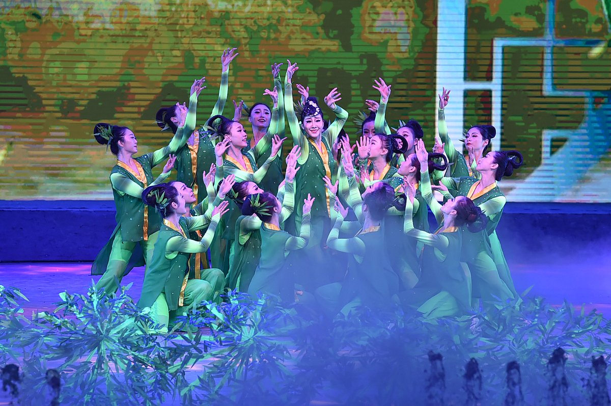 以意味江南为主题融合江南文化故事用现当代的手法视角去编创给我十个舞蹈题材要具有留白性和江南风味现代舞