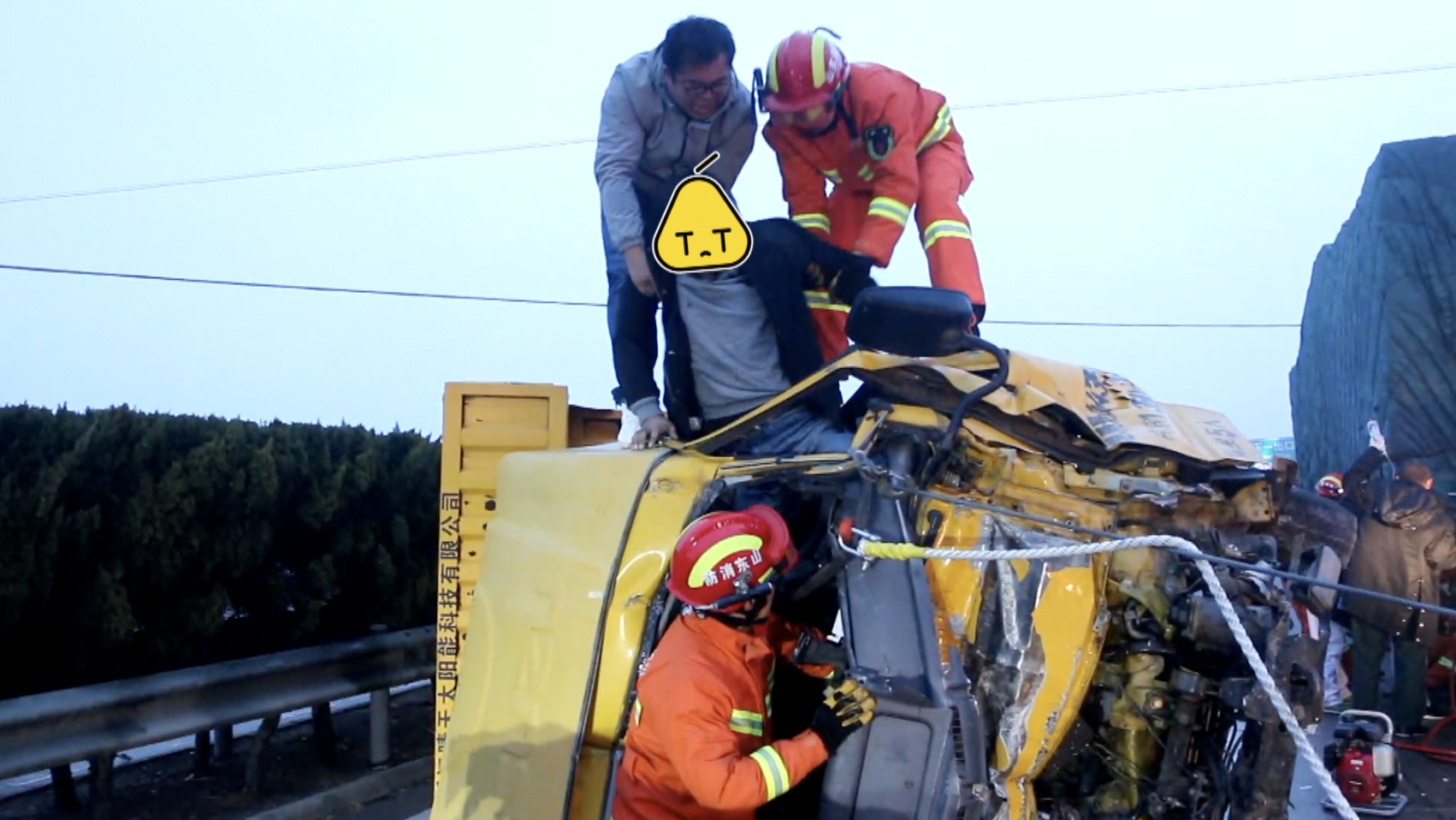 这一幕令人感动!货车侧翻司机悬空,小伙甘当人肉坐垫