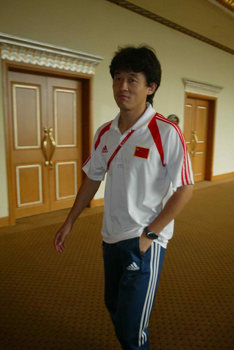 2004年7月23日中午,国足队员在去吃午饭的时候,被酒店里悬挂的亚洲杯
