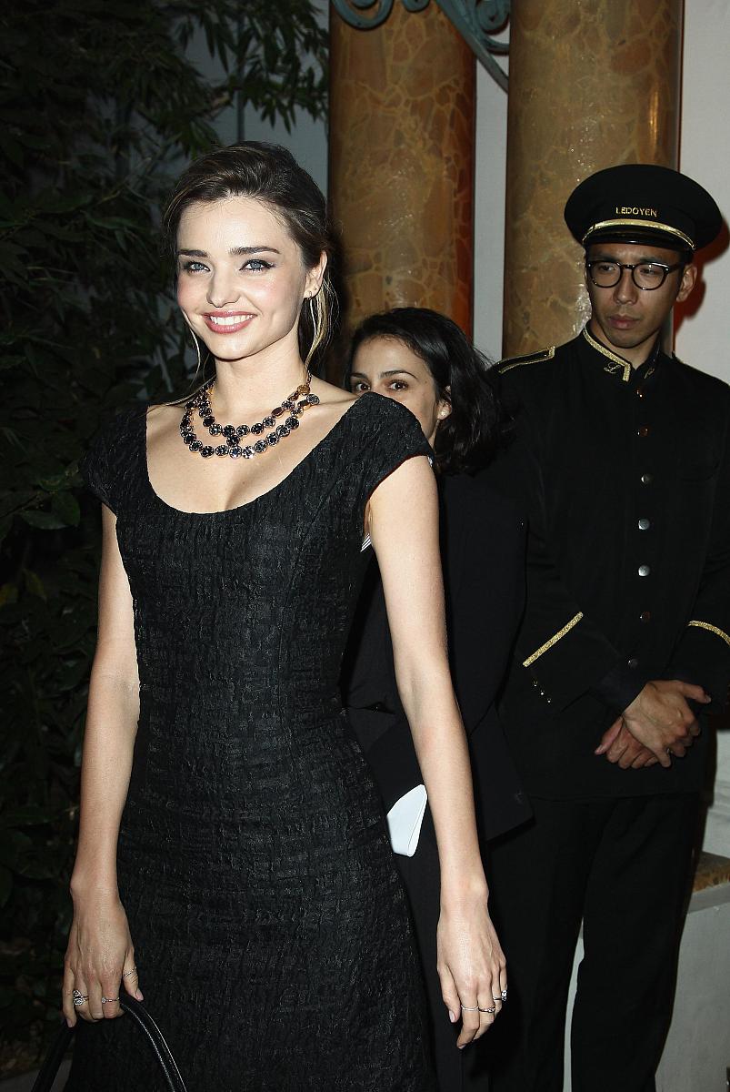 2013年10月2日讯,巴黎,当地时间10月1日,米兰达-可儿(miranda kerr)出