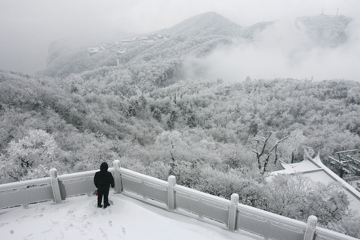 ***_***(湖北武汉媒体严禁下载)2011年1月3日,新年首场大雪过后,张家