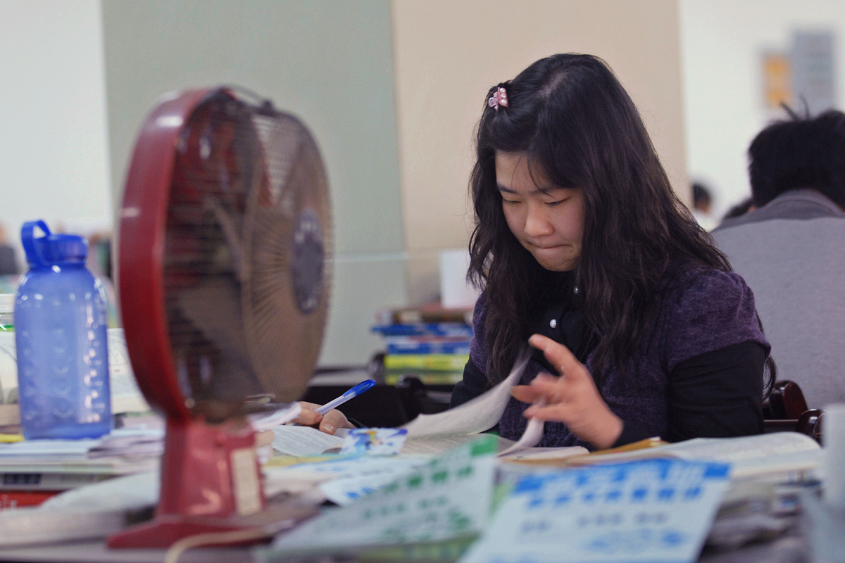 11月份 的 时候 , 自习室 还是 有些 闷热 , 电扇 成为 必不可少 的 
