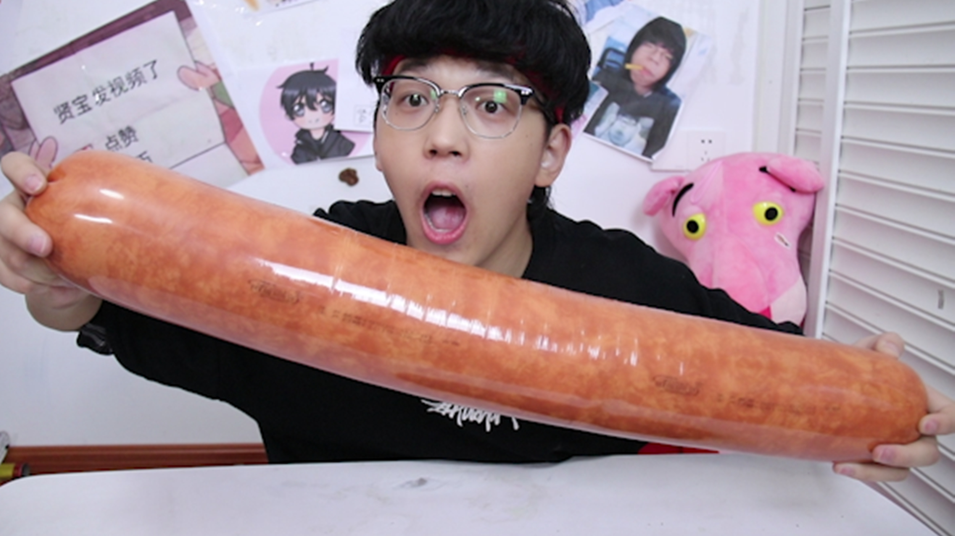一米长重14斤的巨无霸香肠,小伙想吃完它却欲哭无泪