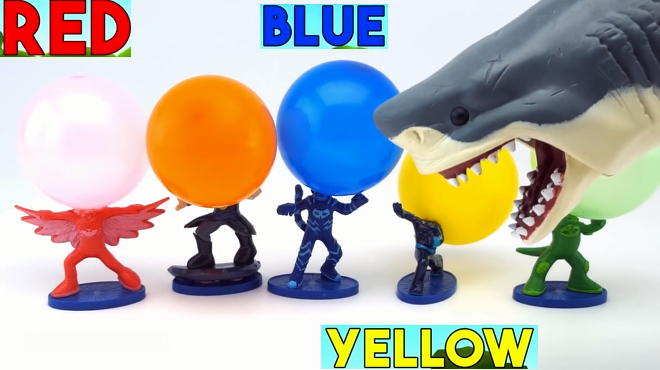 大鲨鱼咬破了睡衣小子头上的彩色气球,好有趣啊!