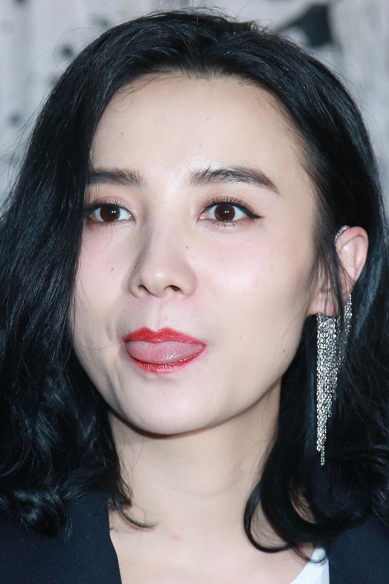 形容一位女士像明星一样好看