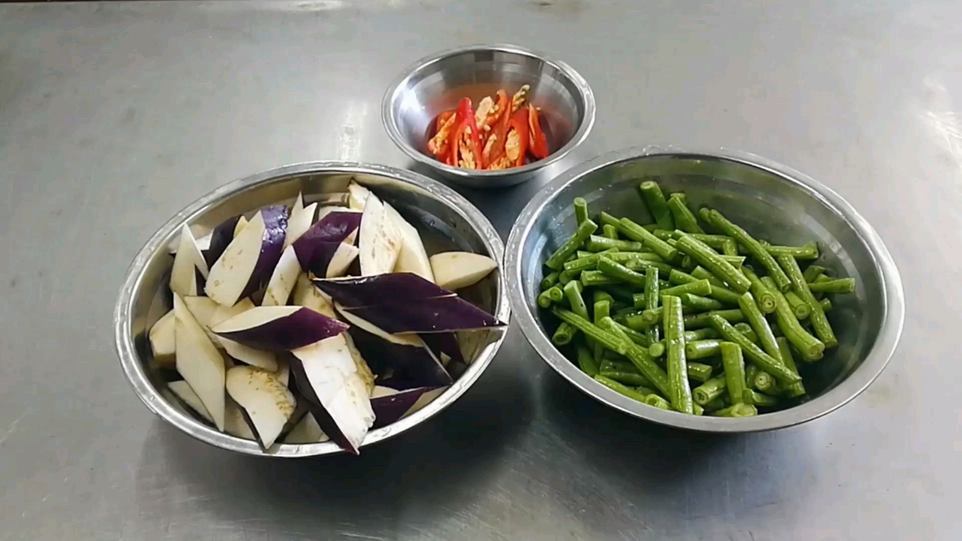 学徒小弟要上灶炒菜赚大钱,厨师长让他试个豇豆茄子,同意给8000