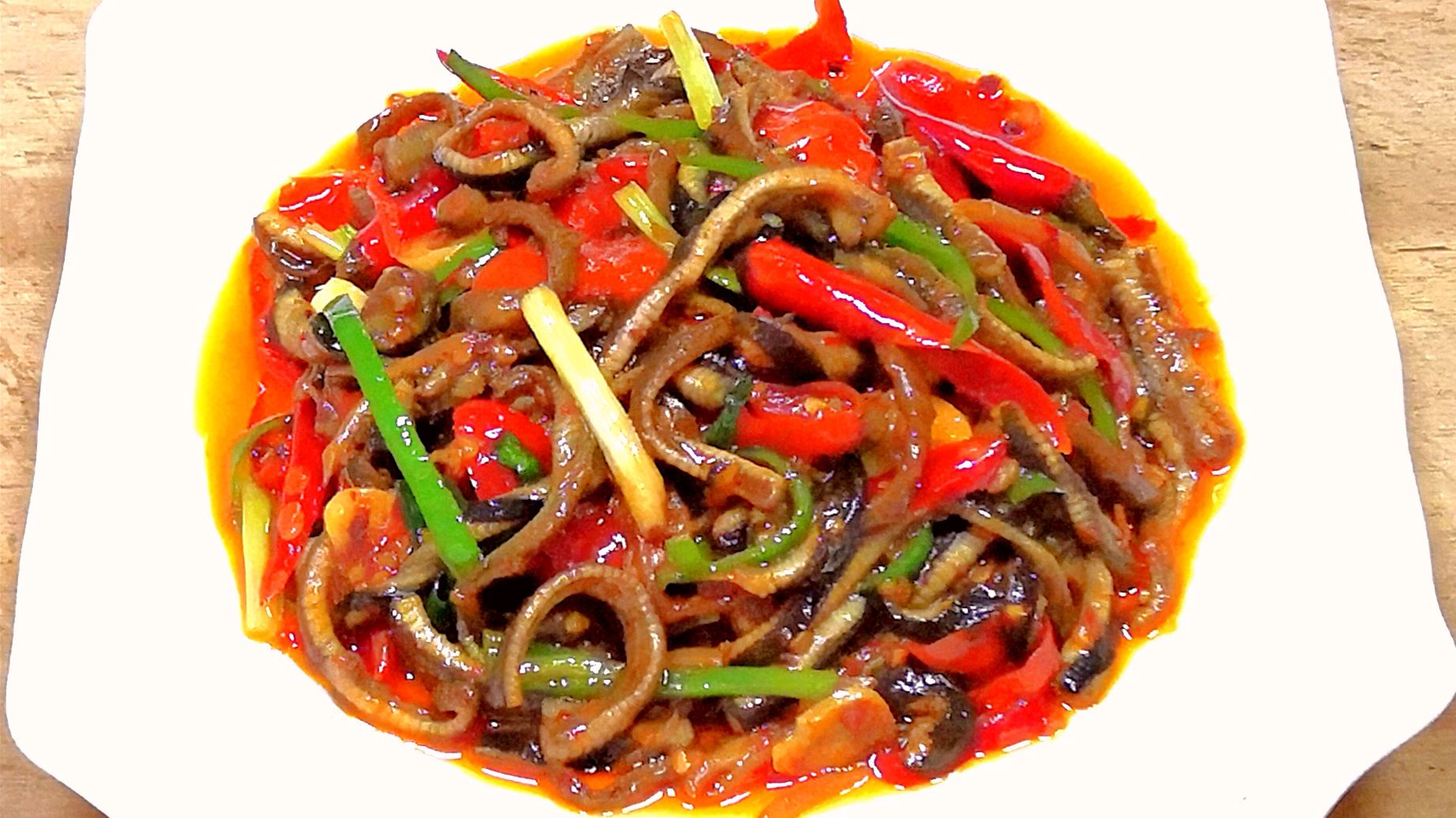 爆炒鳝鱼丝这样做,滑嫩无腥味,一盘不够吃