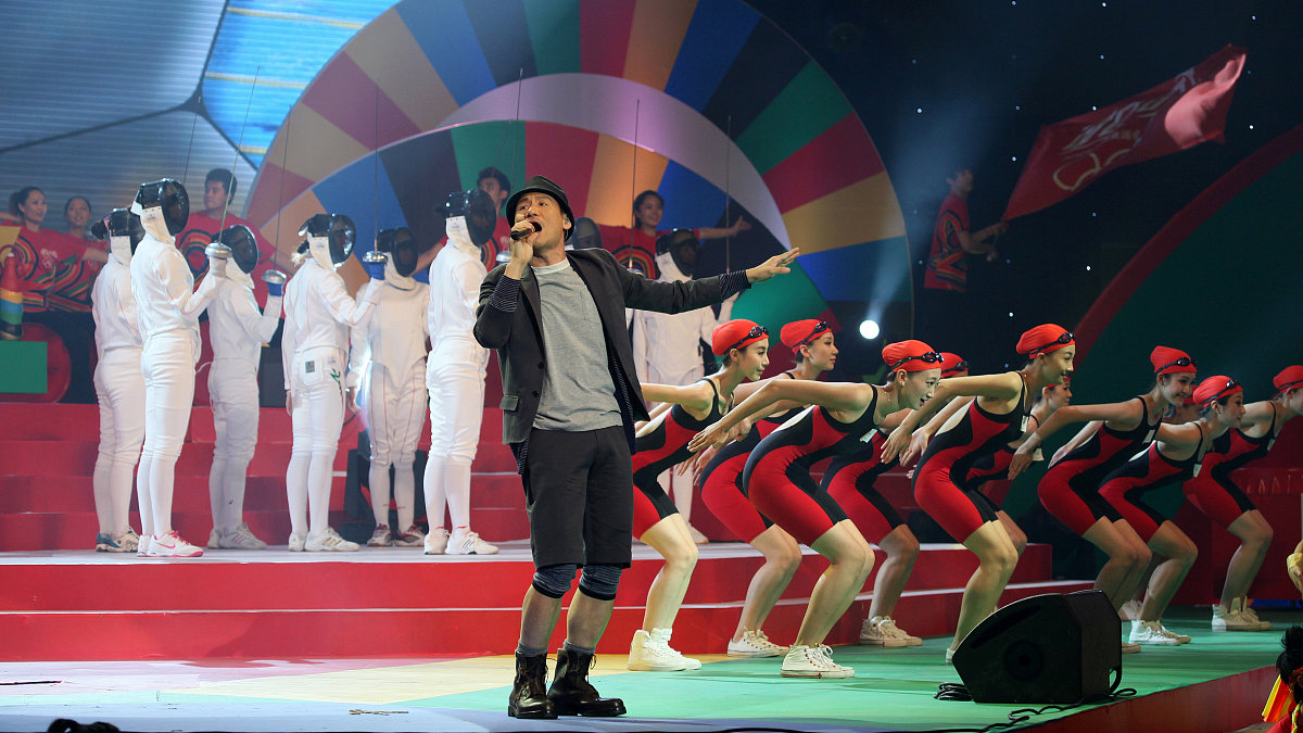 请分析如下文章Chinas first national breakdancing team officiallymade its debut after the second qualification trials held at Nanjing＇s Lishui Extreme Sports HallEight breakdancers four men and four women sto
