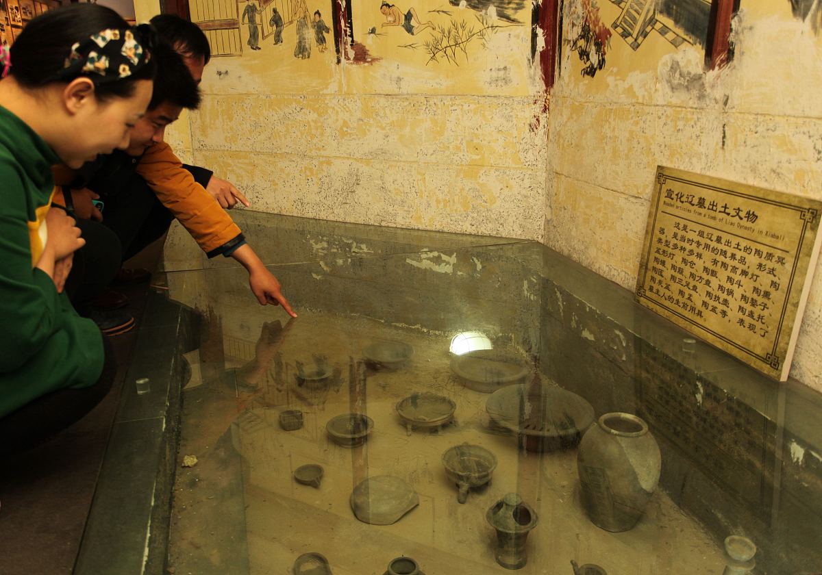 ***_***2015年4月7日,河北省张家口市,观众在宣化辽代出土文物展上参