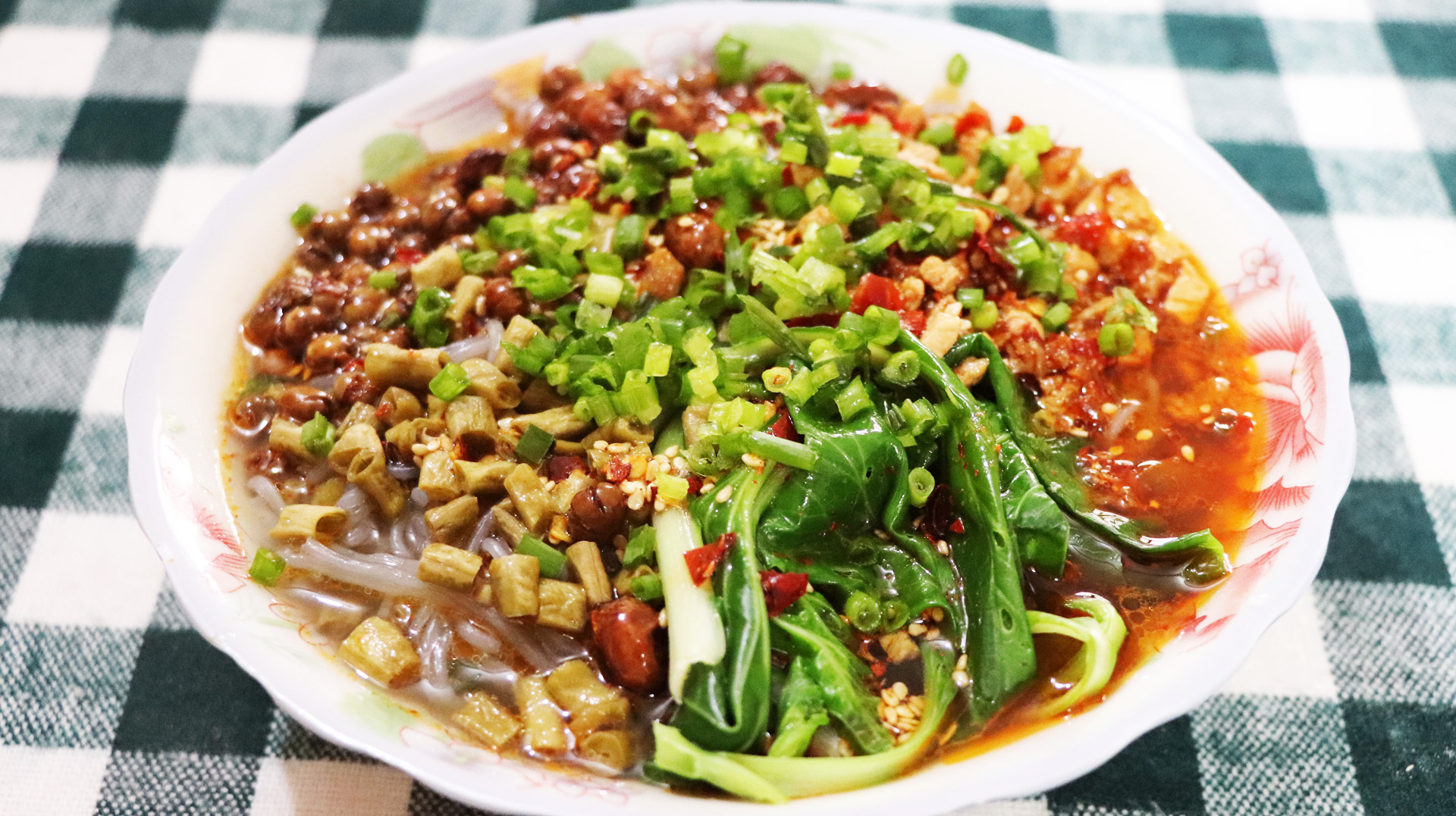 自己在家做酸辣粉,料多酸辣,酸爽美味,感觉自己可以去开小吃店