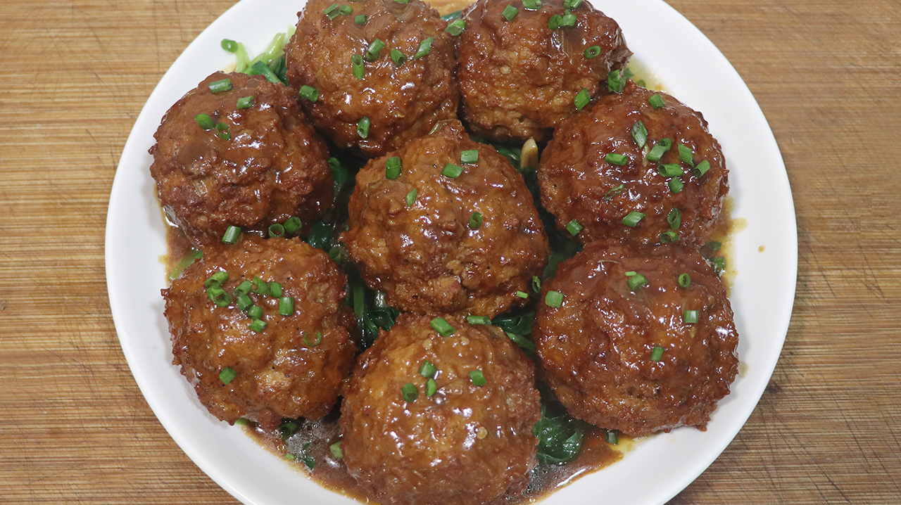 教你红烧狮子头的正确做法,调馅是关键,酥香松软,连吃3个不腻