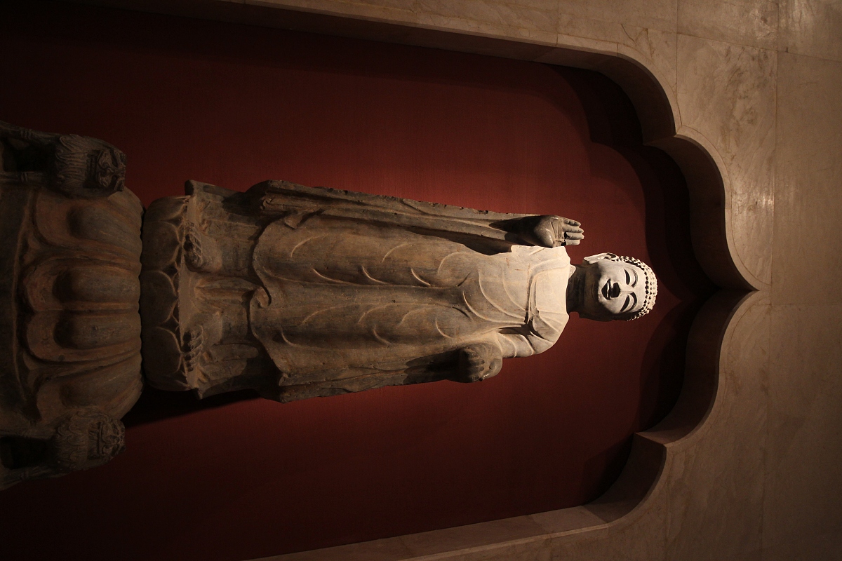 ***_***2004年西安灞桥区出土的<strong>北周</strong>(557-581)佛立像.