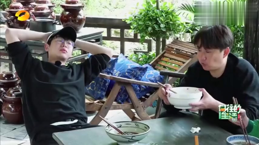 “抽象派”画家陈伟霆已上线,称画作媲美毕加索,现场的人惊呆了