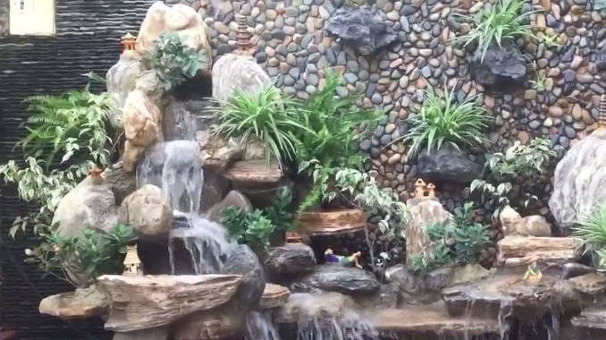 假山瀑布流水鱼池造景,真的太美了,主人很会享受生活