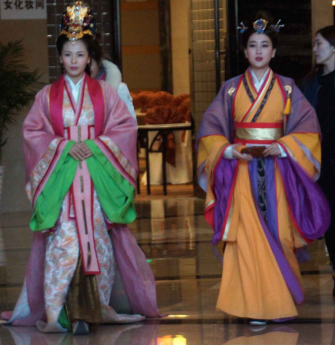 宫圈婢女服：典雅华丽的服饰之美