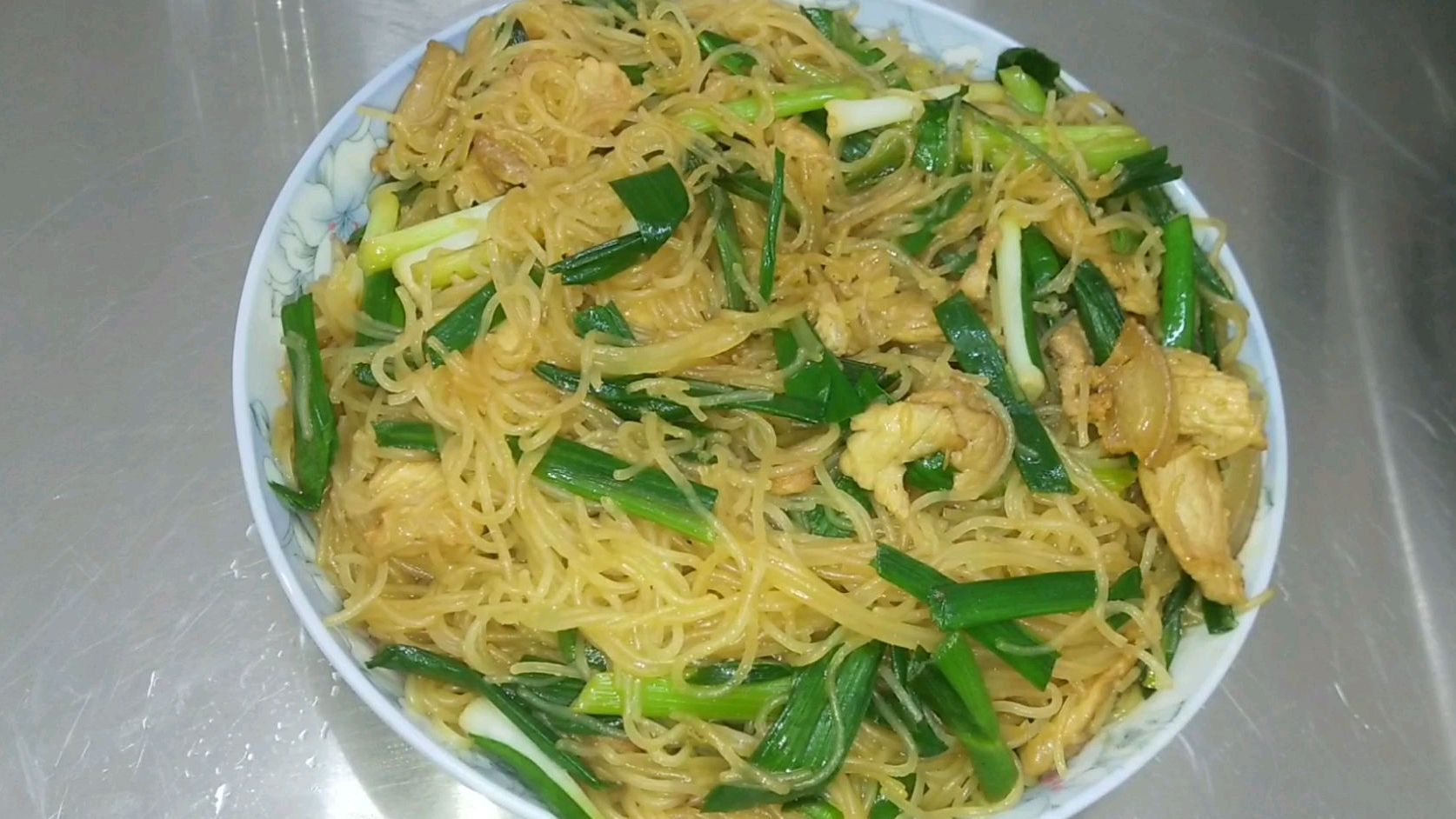 广式美食肉炒米粉的做法,鲜香爽滑,在家就能做出饭店的味道