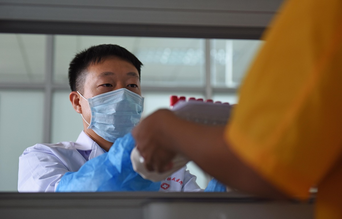 摘要：611随访1治疗前所有参与本试验的患者均应签署知情同意书并得到一份知情同意书副本。若患者同意参与试验则应立即填写参与表格并签名此后患者可以入选。在分组前14天内研究者应详细评价下列临床及实验室指标。① 既往史包括 年龄、性别、肿瘤位置、疾病分期、组织学分期、是否有穿孔或梗阻病史、手术的时间及操作过程② 体力状态评分见附件3③ 临床检查体重身高④ 心电图⑤ 收集临床实验室数据血常规指标：血红蛋