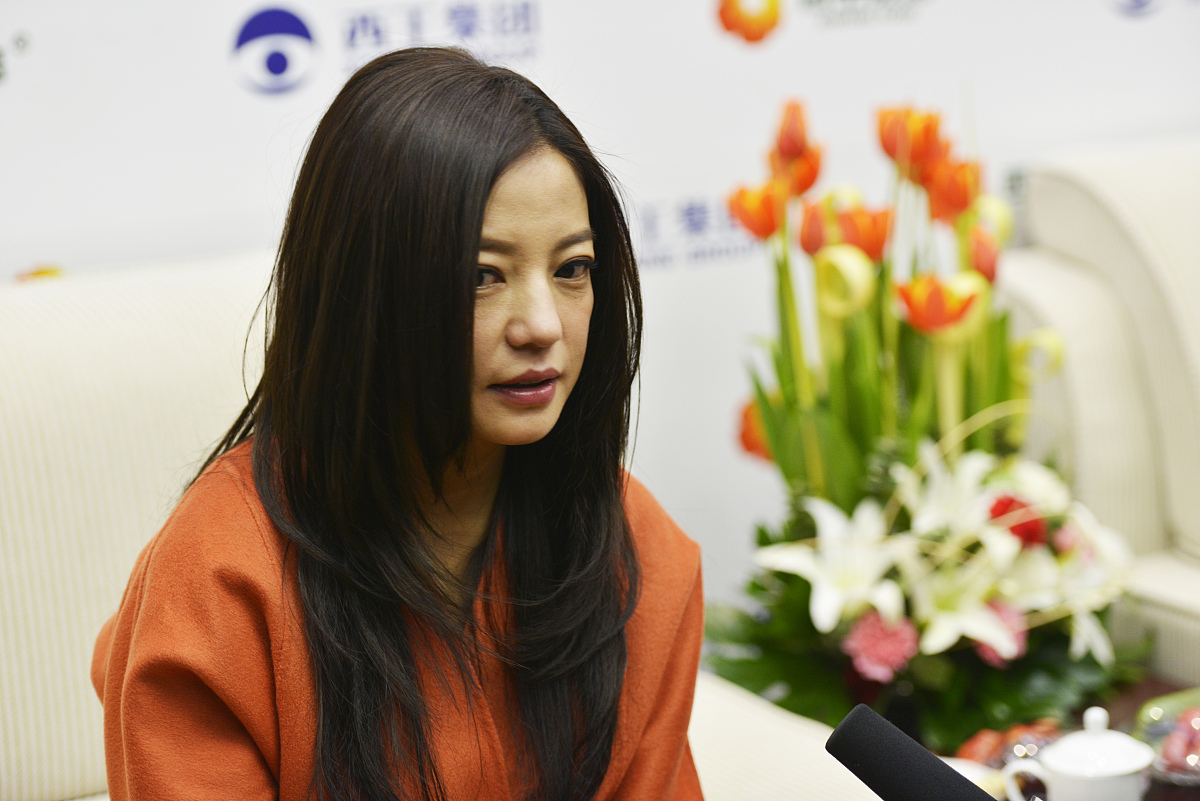 2014年12月18日,山东省邹平县,赵薇出席代言品牌活动.***_*** 赵薇