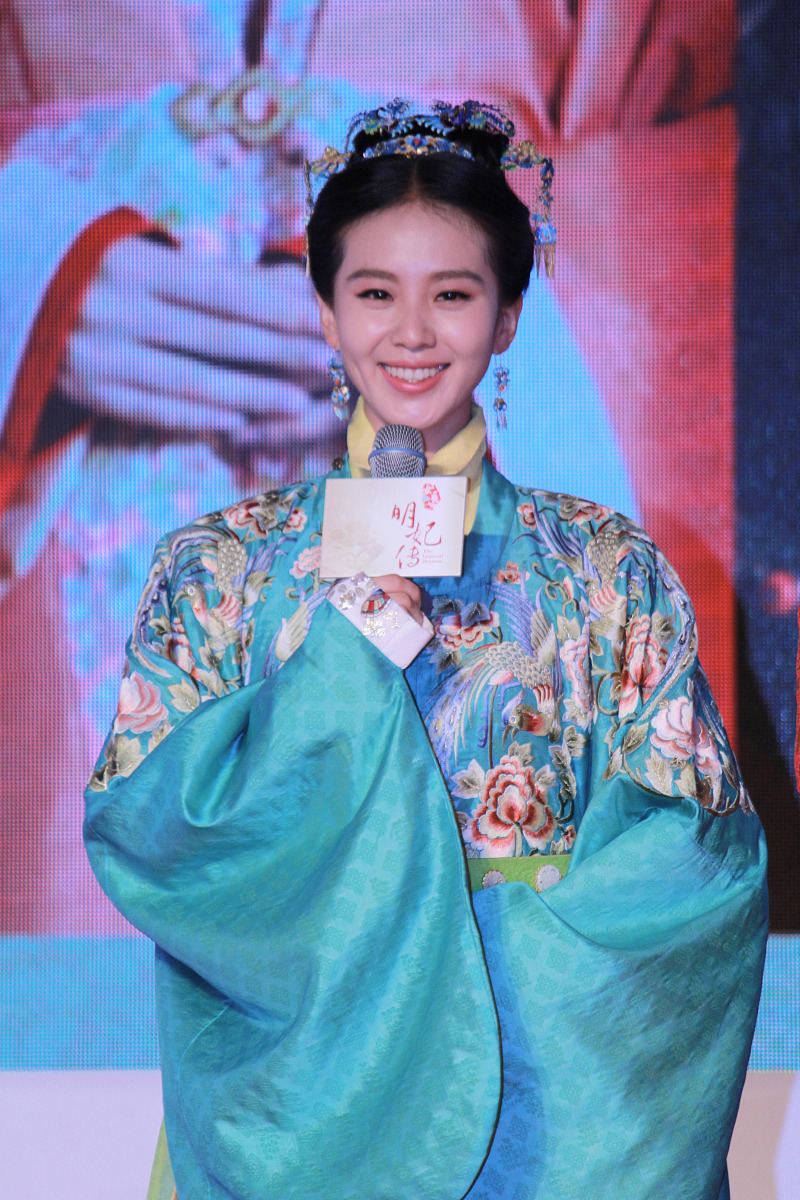 女扮男装的巾帼英雄：秦黎的传奇人生