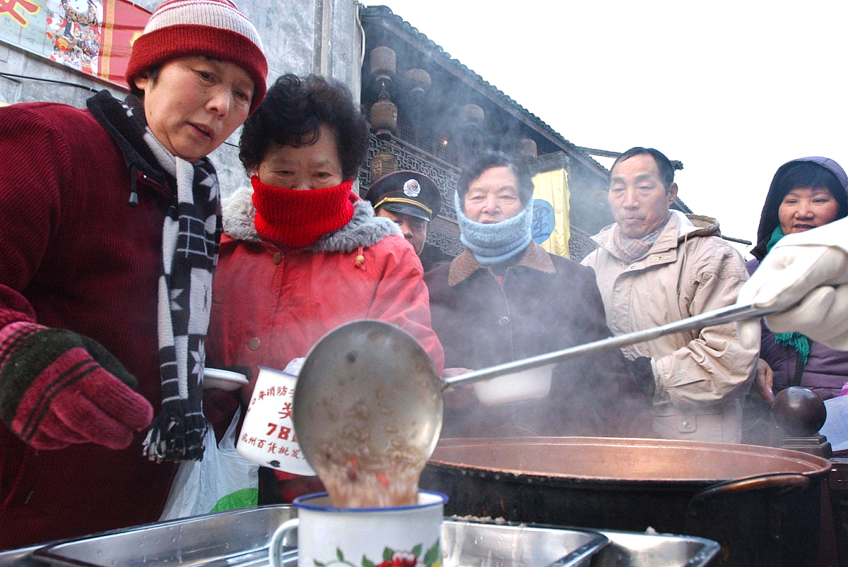 2005年1月17日,杭州,今天是农历十二月初八,杭州百年药房"回春堂"在门