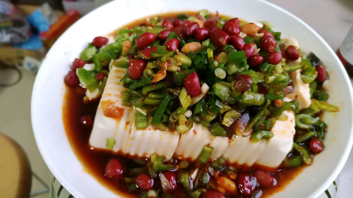 凉拌青椒皮蛋豆腐多好的一道下酒菜啊,你学会了吗?