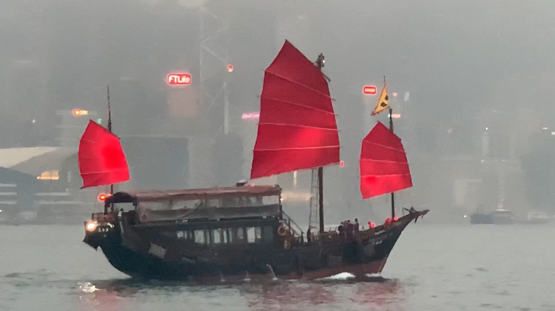 [图]华灯初上船游香港维多利亚港湾——宛若缥缈仙境在凡间