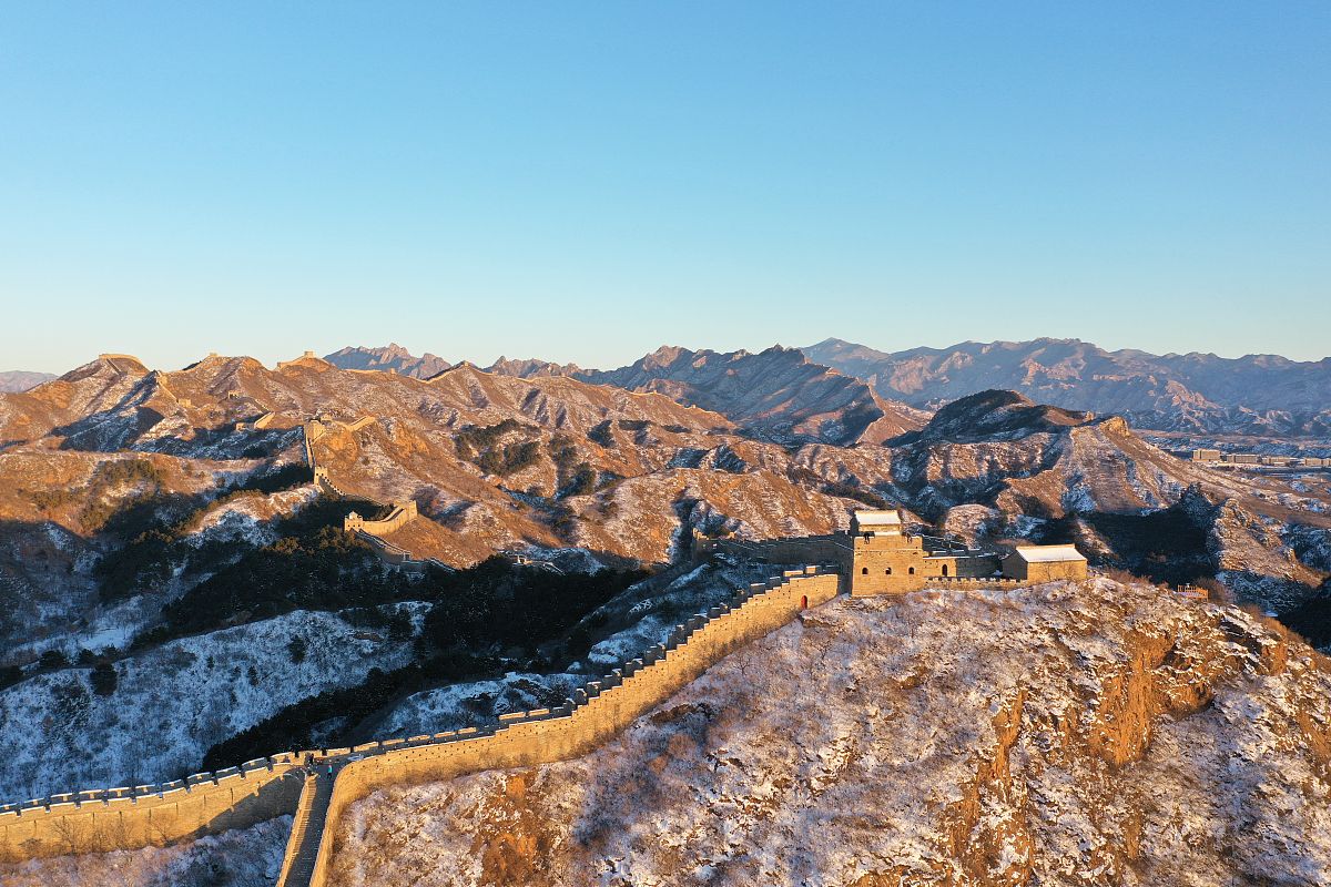 2019年12月19日,河北承德,夕阳西下,航拍滦平县金山岭长城,夕阳残雪,