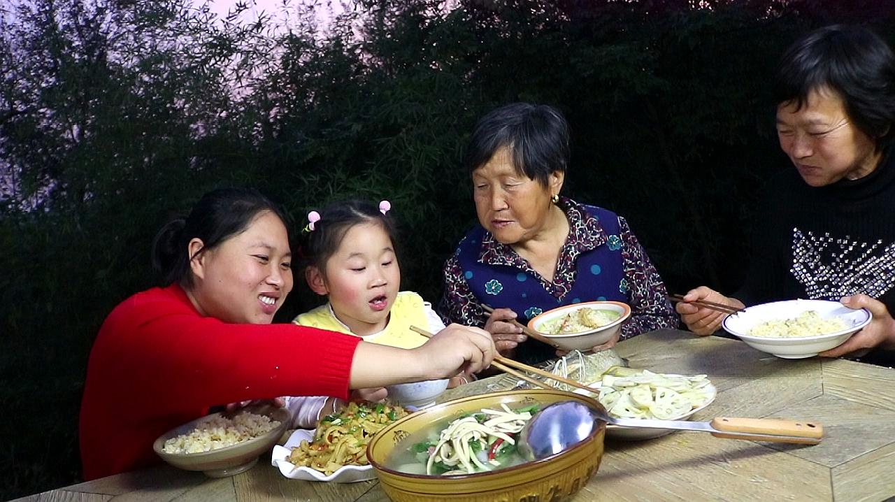 [图]6岁女儿来家，胖妹做几道拿手菜，有荤有素，家人围一桌，真开心