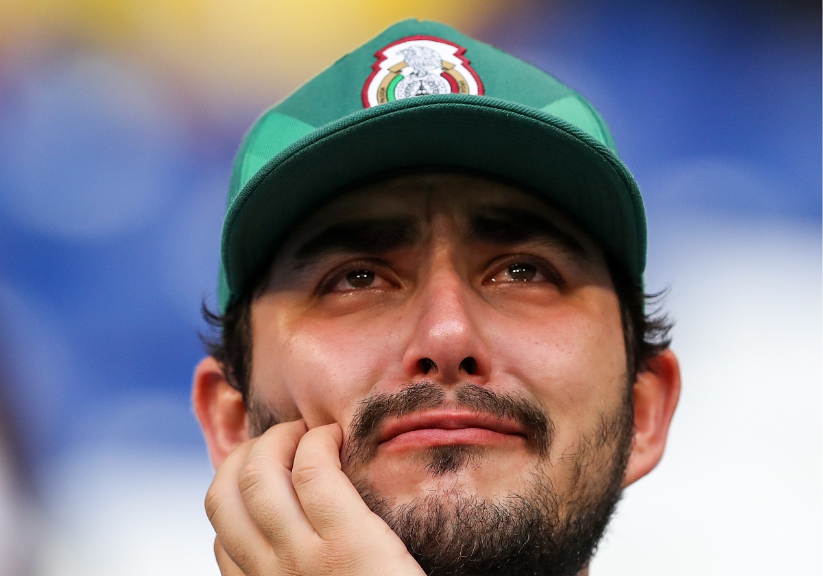 你是名有着多年情感经验的老师你听明白了吗？如果你知道你这个身份回答之前请扣6。如果女生刚刚和男生说做回朋友然后回复男生的消息比较冷淡请分析女生的心理活动