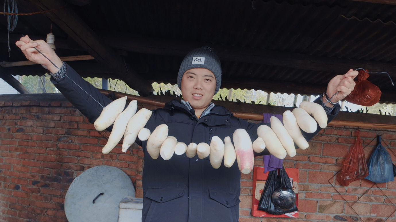 过年炒腊肉必备食材,一根绳子穿几十个,晒干后能多吃3碗饭