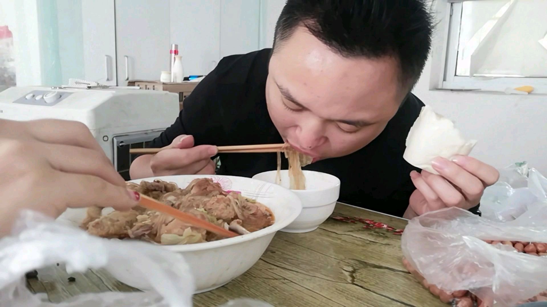 冷冻鸡翅价钱一个星期涨三分之一,飘荡买一袋鸡翅乱炖,不讲道理