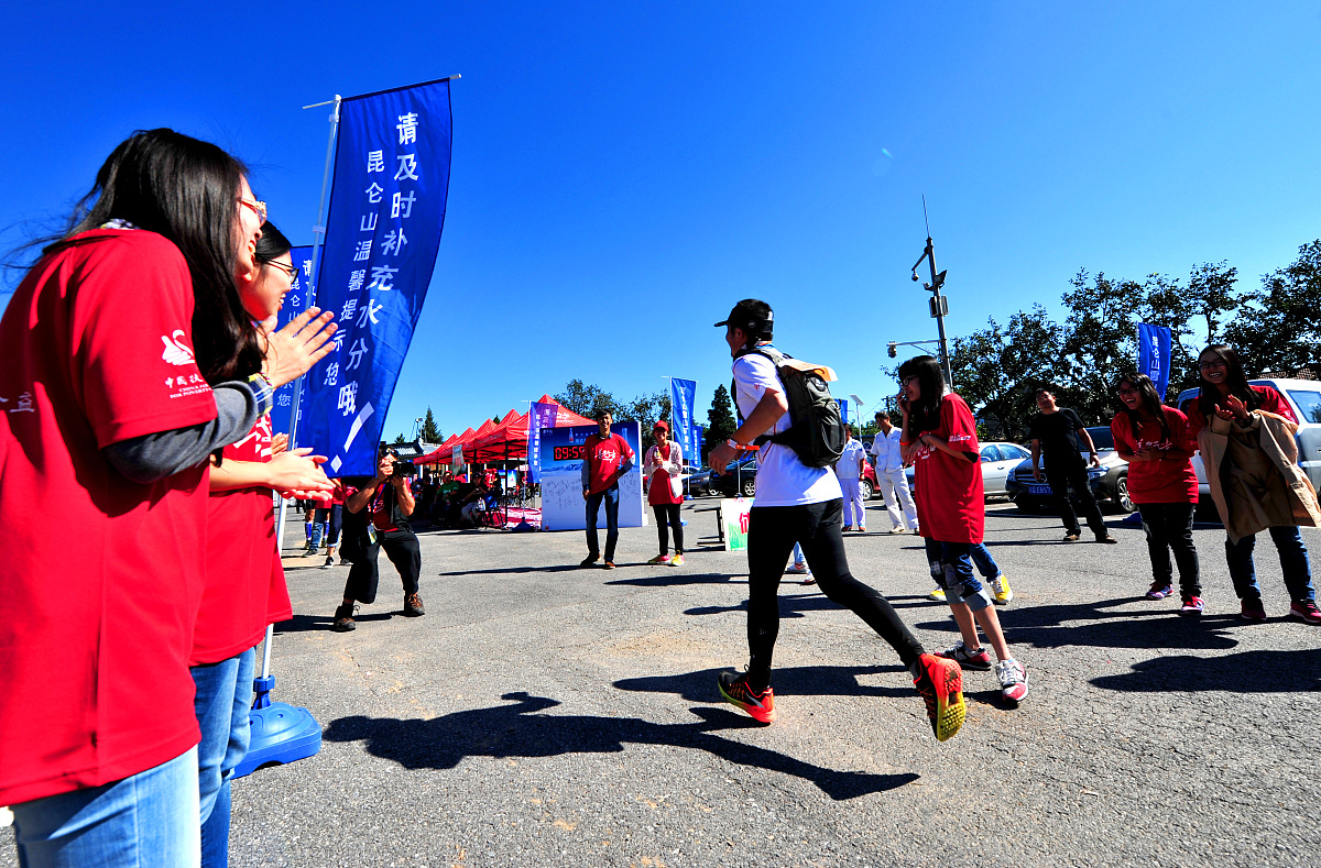 写一段关于报名活动的网页代码?