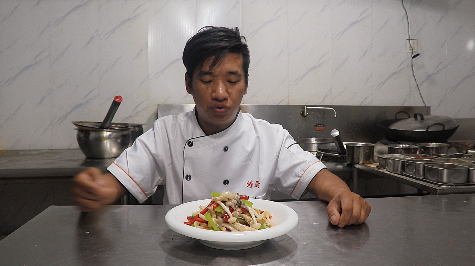 厨师长教素炒双菌,成本不到5块钱,好吃又好做,刚上桌就抢光了